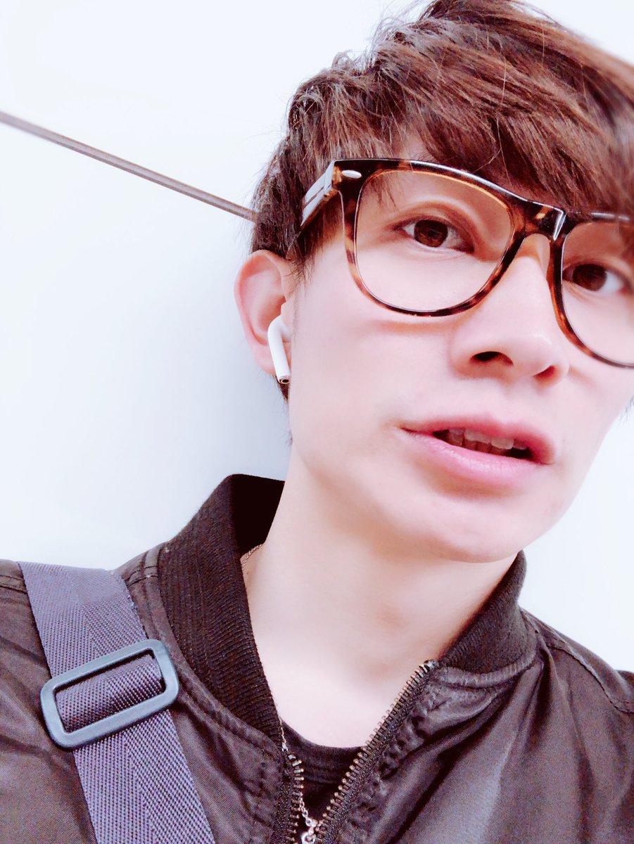 草摩そうすけ こんにちわ 土曜の昼間なのに 目の前で小学校低学年の男の子二人が終電のサラリーマンみたいな疲れ方してて目が離せないっ 今日からshowroomの方ではイベント始まるです 投げろおぉー