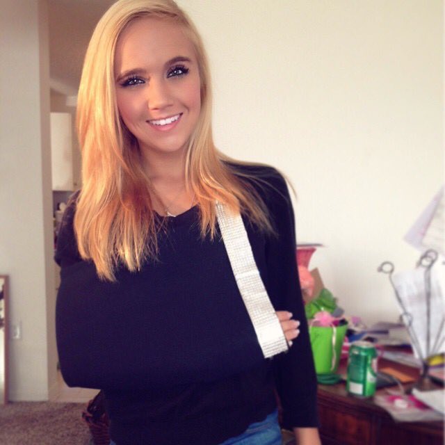 audralaray's tweet photo. 3 years ago.... and I’ve had about 3 more splints/slings/braces since then. I’m hopeless. #whatishealthy #foreverapatient #lifetimepatient #osteoporosis #osteoporosisprevention #chronicillness #autoimmunedisorder #autoimmunedisease #health https://t.co/fhof41Q9Lj