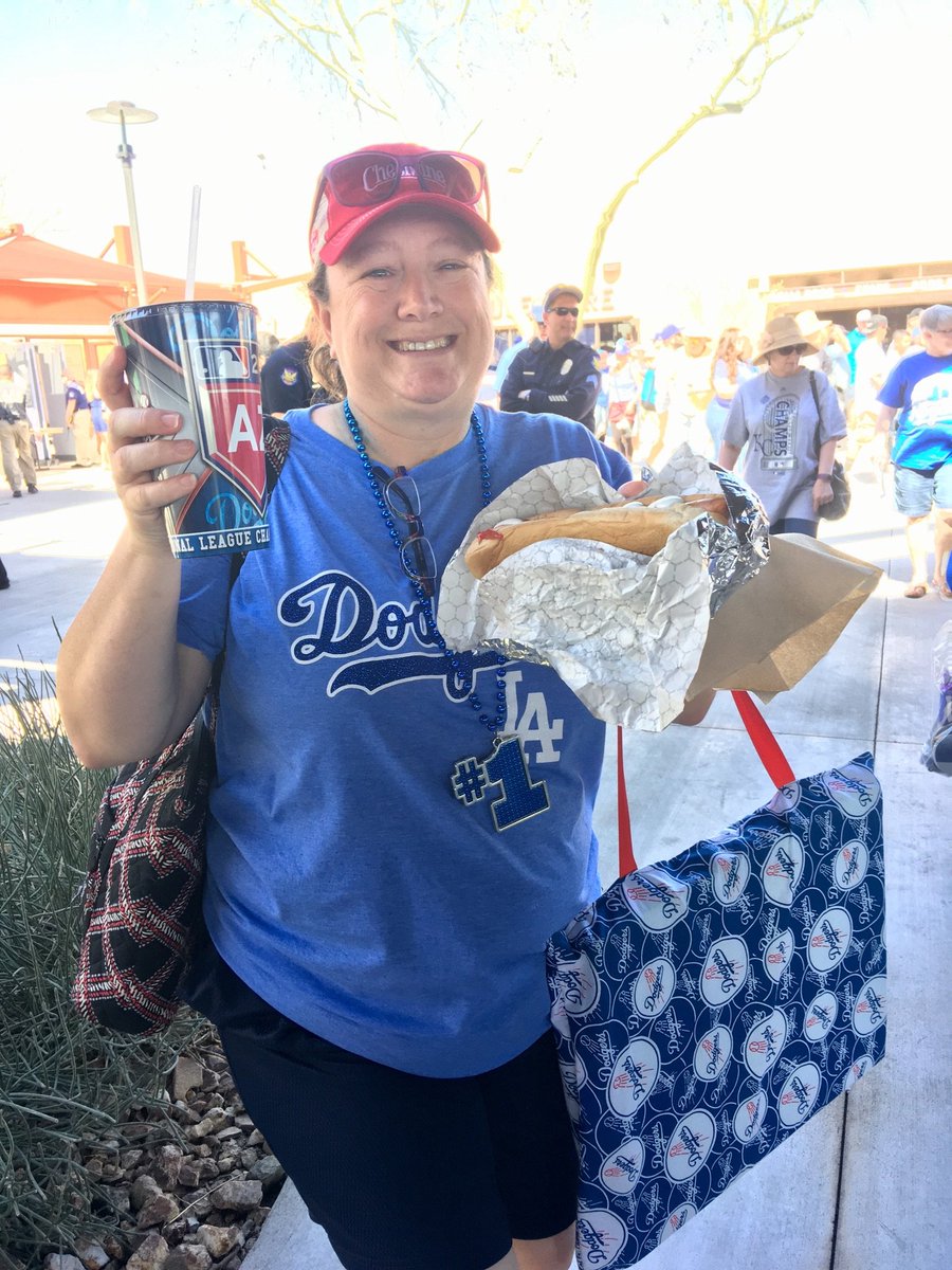 leestaton32's tweet photo. Today was a great day! 💙⚾️ Can't wait to see what tomorrow holds!⚾️💙 #Funfifty @Dodgers #SPRINGTRAINING18 https://t.co/hOFcIZAAYg
