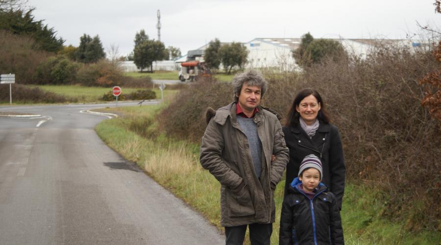 OuestFrance44's tweet photo. Une troisième antenne-relais à côté de chez eux ! https://t.co/s4quWhASIA https://t.co/avak5ZmOqx
