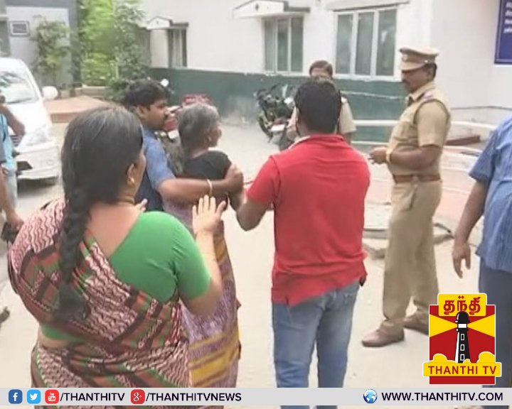 ThanthiTV's tweet photo. அழகேசன் மீது கடும் நடவடிக்கை எடுக்க வலியுறுத்தி கீழ்ப்பாக்கம் உதவி ஆணையரை அஸ்வினியின் உறவினர்கள் முற்றுகை.
#AswiniMurder | #Aswini | #Alagesan https://t.co/5o7EFoTvFO