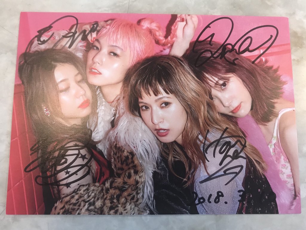 scandal_band's tweet photo. 【#scandal_honey】
本日、 SCANDAL TOUR 2018 "HONEY"福岡市民会館の会場にてNEW ALBUM『HONEY』をご購入頂いた方に先着でオリジナルポストカードをプレゼント！ランダムでメンバーの直筆サインが入っています！ https://t.co/ZgC5yzPZik