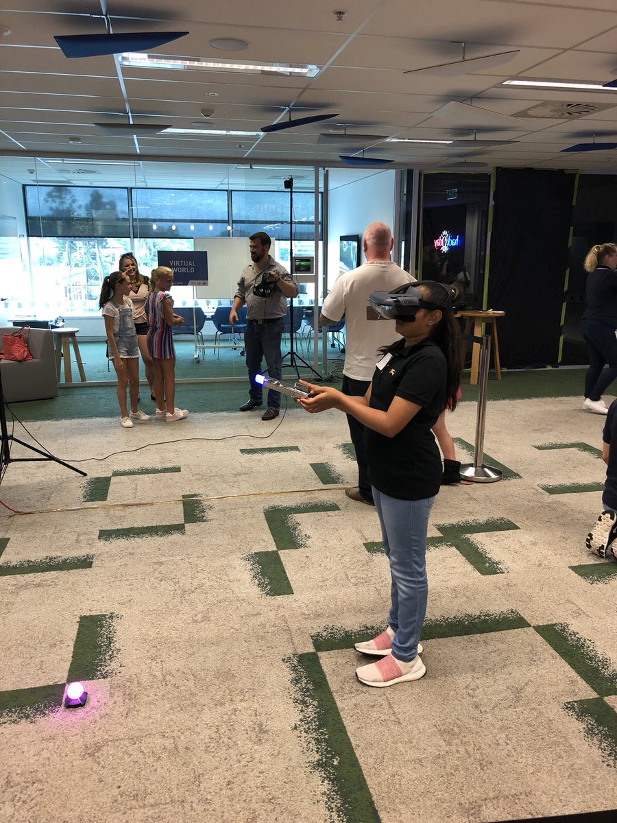 WORK180_'s tweet image. VR Lightsaber 🌟 #superherodaughterday18 #technologyone @TGAsuperheroes #brisbane