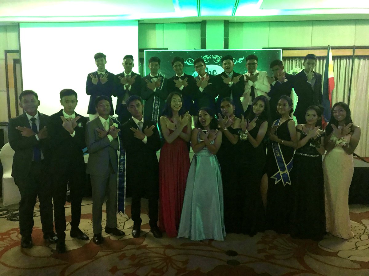 KMUltimate's tweet photo. Kid Mafia Seniors in their suits and gowns at their promenade.

(03-08-2018) #ToTheMoonAndBack https://t.co/ZwLIDolnBf