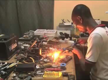 zihubafrica's tweet photo. #AfricanInventors Asidu Abudu is a self taught engineer from #Ghana with over 26 inventions
=>Abudu is the founder & CEO of Foresight Investments a company that designs & builds consumer electronic products
#BlackExcellence #Entrepreneurship #Africa #Innovation https://t.co/wJH7c5DVE0