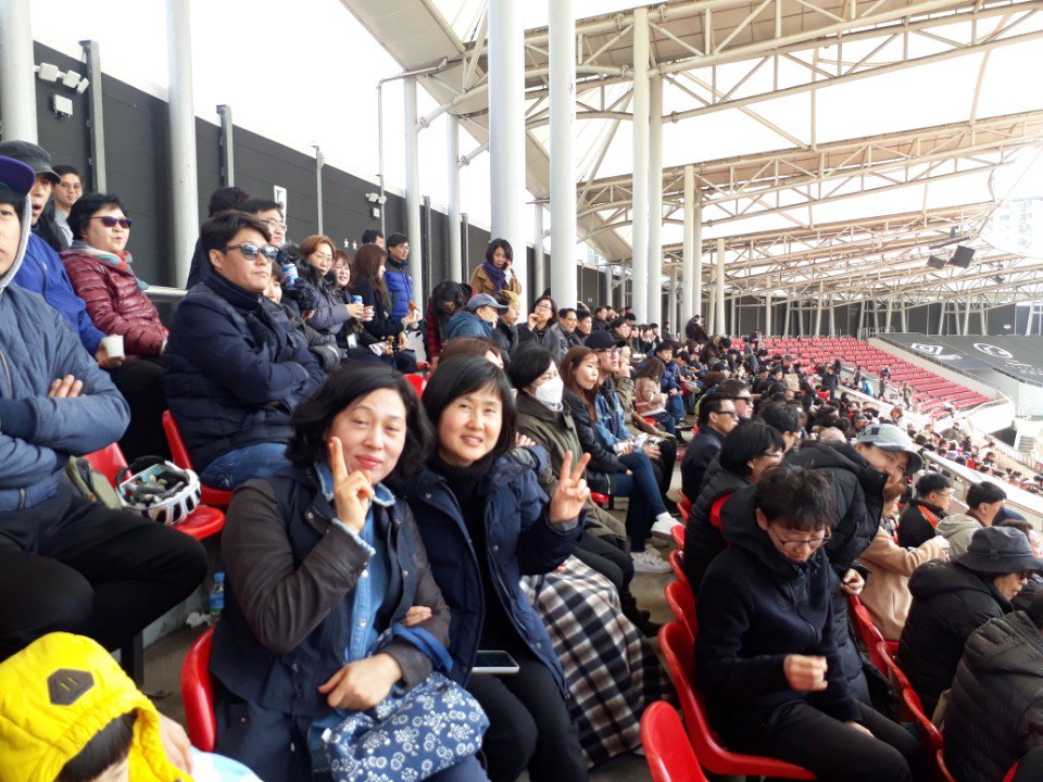 탄천운동장에서 성남FC와 광주FC간 축구경기 중입니다. 성남의 승리를 기원하며.