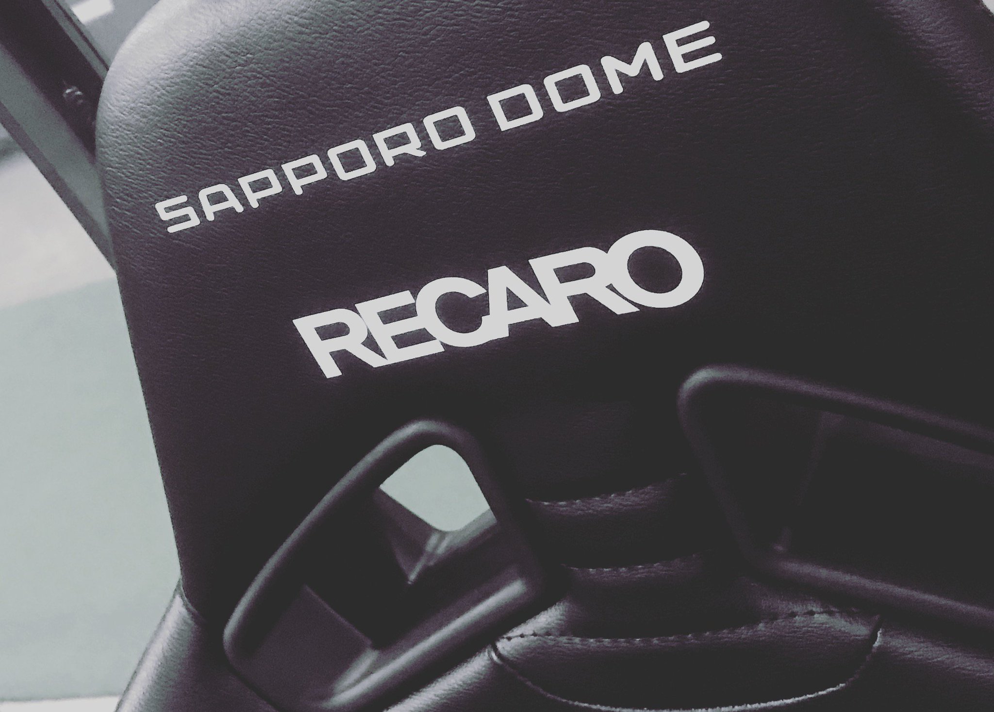 クラブレカロ 札幌ドームにrecaroのスタジアムシート ホーム側が赤黒のコンサドーレ札幌仕様 アウェイ側と審判席が全黒の札幌ドーム仕様 Recaroを選ぶということ 本物を選ぶということ