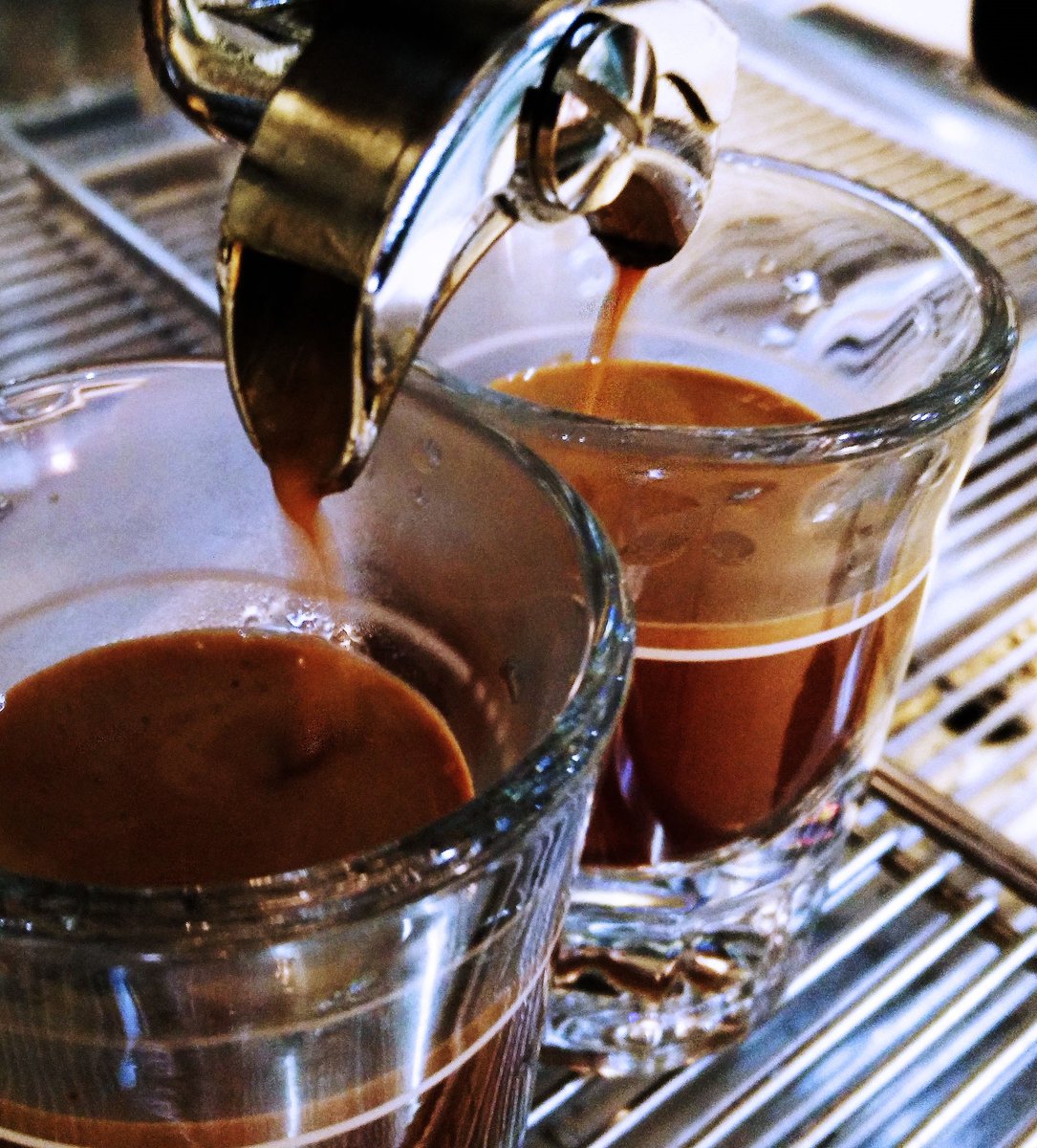 AirportFed's tweet photo. Looks like the #perfectpull #espresso @exeter_airport @JohnsonsCoffee https://t.co/uuIoAYEYG0