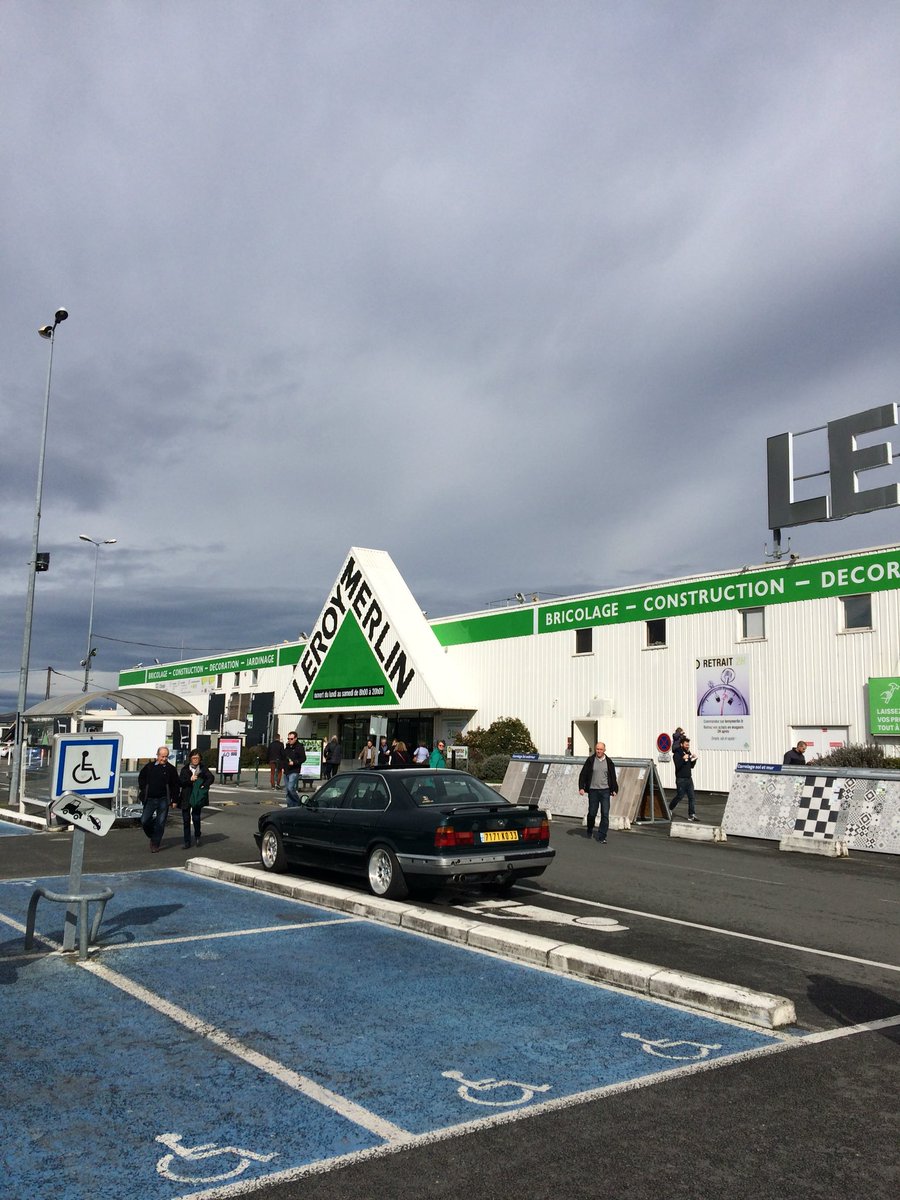 AlexisGuilloton's tweet photo. Bravo @leroymerlinfr d’embaucher des hôtesses de caisse malentendantes. Vraiment une entreprise qui va de l’avant! https://t.co/8o8l056GmN