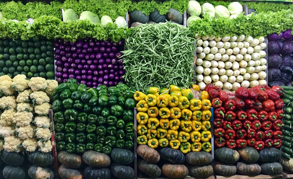 _timji's tweet photo. The vegetable stackers of Colpetty Market in #Colombo are masters of their art. https://t.co/ZfM9rkSRrL