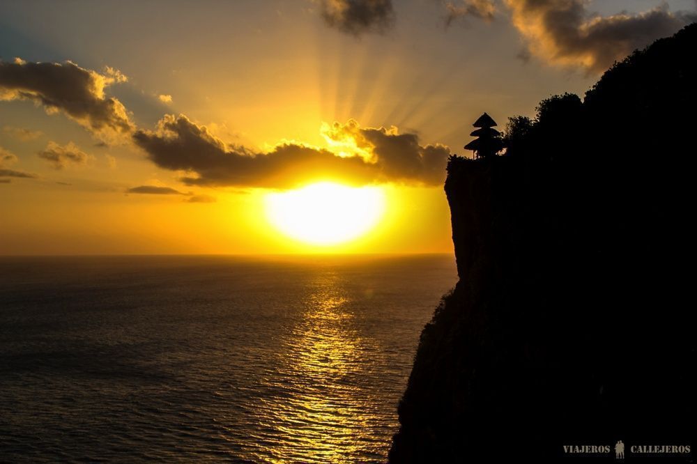 viajeroscalle's tweet photo. Playas de Bali y atardecer en Pura Luhur Uluwatu https://t.co/7vjuaJc6UQ #indonesia https://t.co/IoSgxNaWoB
