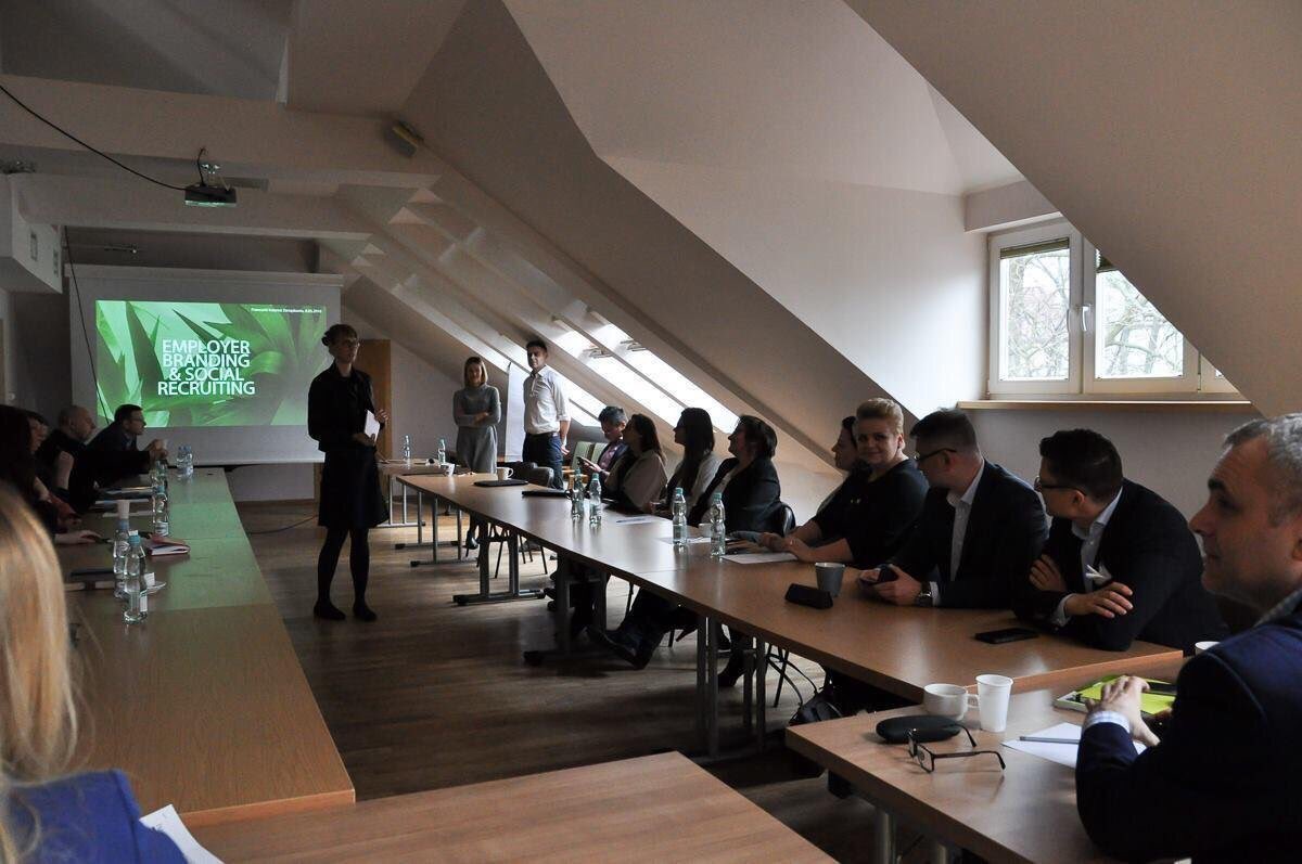 klaudirychlicka's tweet photo. W tym tygodniu miałam przyjemność poprowadzić warsztat o #EmployerBranding.u i marketingu rekrutacyjnym dla absolwentów studiów #MBA #FrancuskiInstytutZarządzania ✌️ Dziękujemy za zaproszenie, wszystkie dyskusje i niesamowitą energię! #OKSUPER x Digi Bee #SocialRecruiting #HR https://t.co/YLPLOSRBmO
