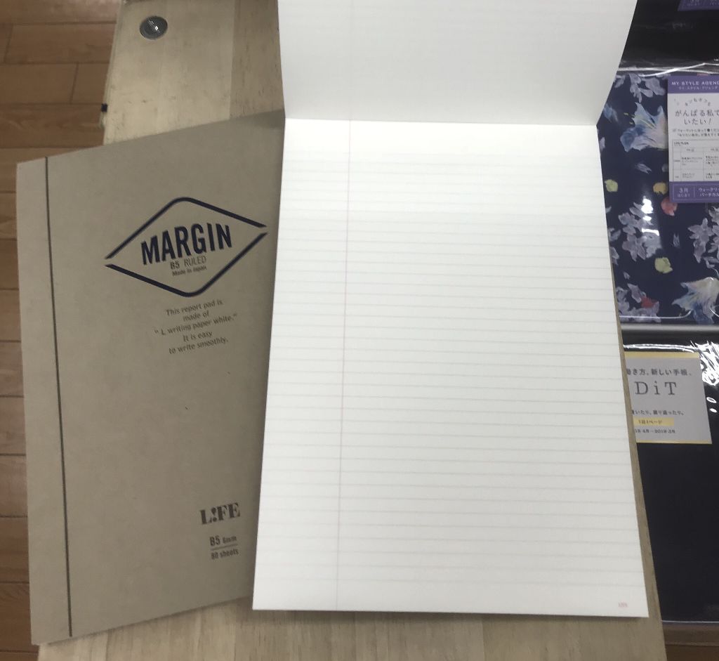 東急ハンズ新宿店 各ページ左側に赤線を引いてあるレポート用紙 マージンレポート 800円 税 そこに日付や題名が書いておくと後で見返す時に 見やすいし 紙質も裏抜けしにくい特別仕様です 8f文具 Hゾーン ましゅー