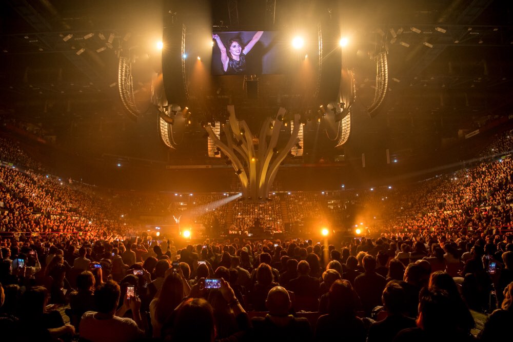 Giorgia's tweet photo. grazie milano,  #OroneroLiveTour il secondo show  @VivoConcerti @rtl1025 https://t.co/daa2LCNcg7
