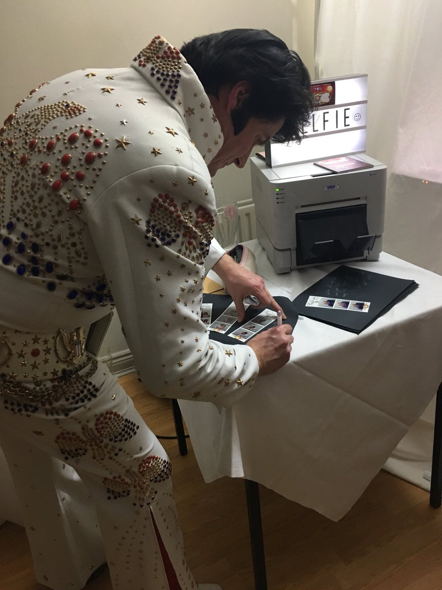 eventoccasion's tweet photo. The king getting his selfie on 😁 #louthchat #123SELFE #thankyaverymuch https://t.co/zG90hiGGEv
