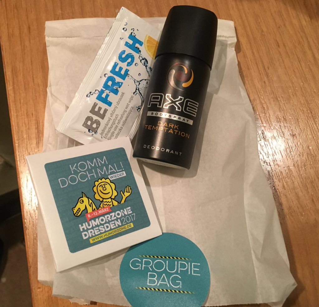 Schroeder_Live's tweet image. Danke, Dresden, das war schön bei Dir! Insbesondere die Fürsorglichkeit in Form dieses Groupie Bags. Habe es unbenutzt liegen gelassen, kommt bestimmt bald ein Kollege, der zwei braucht!😜 #Humorzone
