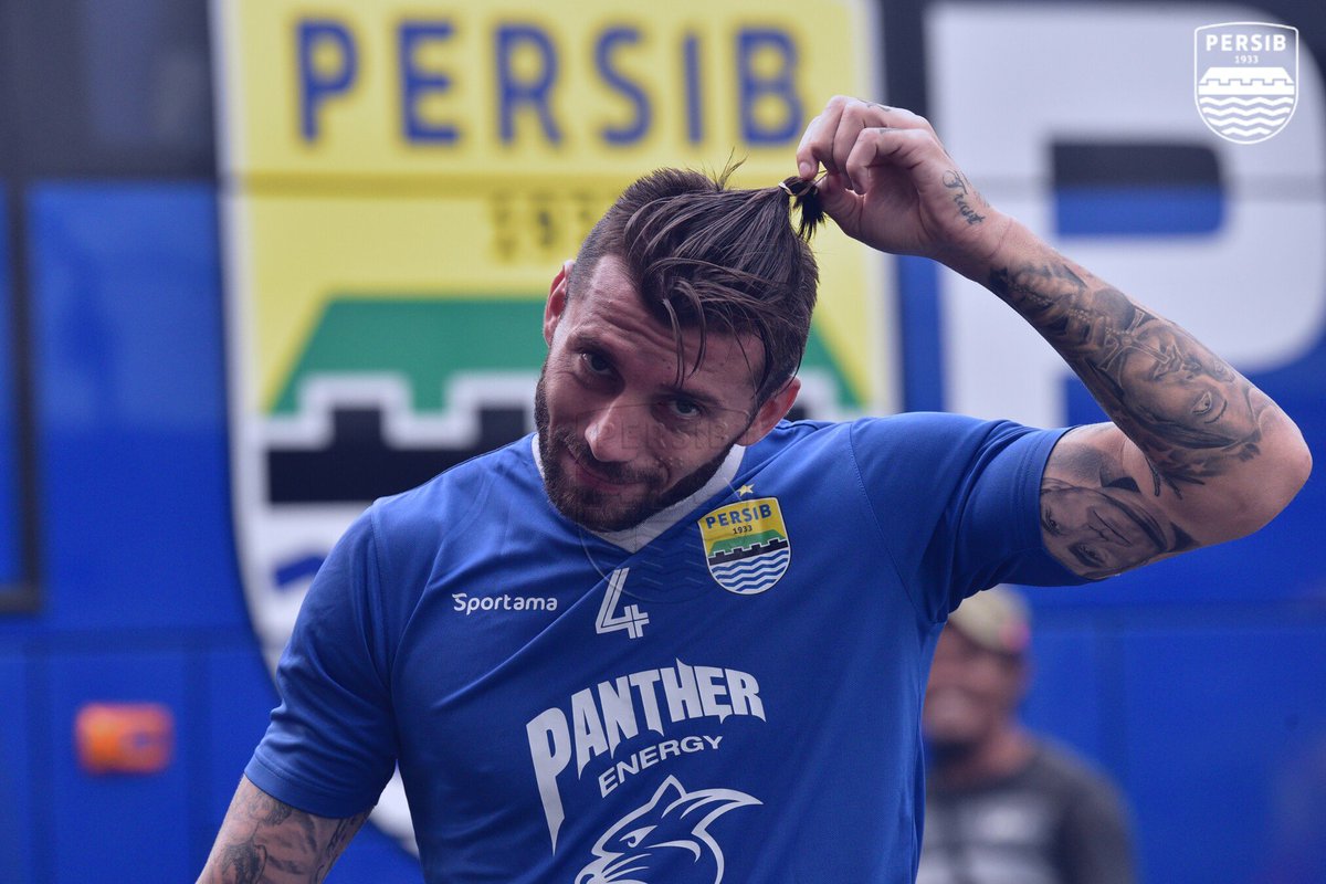 persib's tweet photo. Are you ready for saturday night? 😎😝 #PERSI85ALAWASNA #AyoBangunPERSIB https://t.co/OX1s2JlrYT