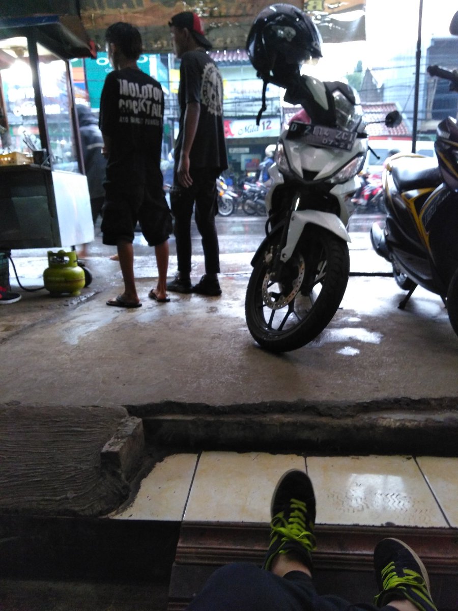 sekitarbandung_'s tweet photo. #SaurWargi @pojokbobotoh: min coba ke dinas terkait,  ini anak2 punk di sekitaran cibiru hayo we menta kuah kanu dagang,  da yaakin nu dagangna ge keuheuleun.  Kayaknya mereka dari luar bandung deh cc @Satpolppbdg @KecPanyileukan @KecamatanCibiru https://t.co/KlJ5k7PlT6
