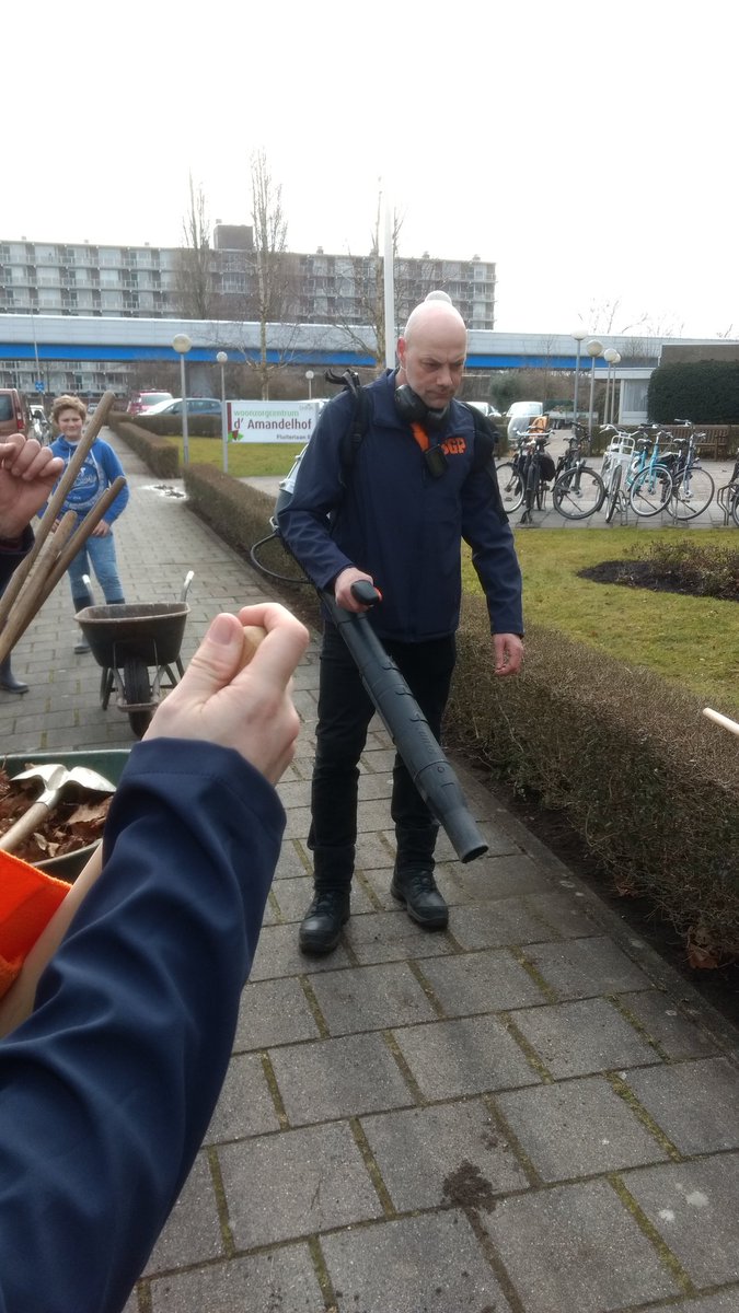 SGPCapelleadIJ's tweet photo. Hard aan de slag. Handen uit de mouwen voor de Capellenaren. #NietAlleenkiezenVoorDoen #MaarDoen @NLDOET https://t.co/numW0nqmzR
