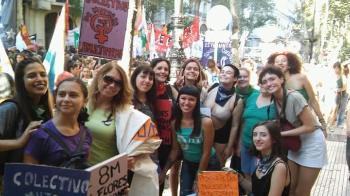 8M El colectivo en la marcha. Las pibas entusismadas con tanta movida. Qué buena revolución estamos haciendo! #8M #Feminismo #revolucionfeminista