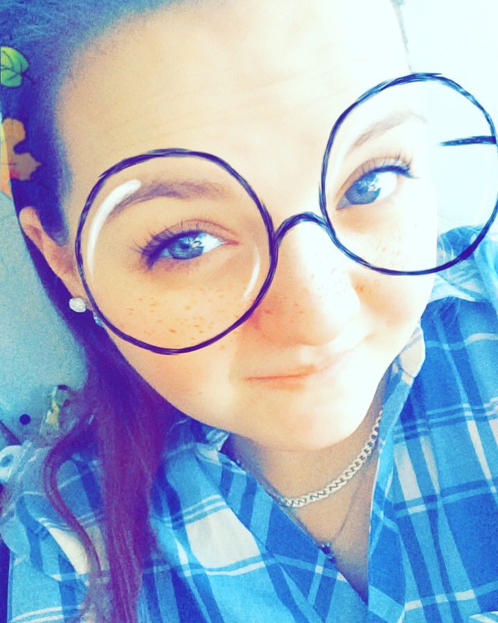 Bethanymilnes2's tweet photo. Need new people to talk to pm me or add me on snapchat bethlouxox https://t.co/rZVz5oR2zg