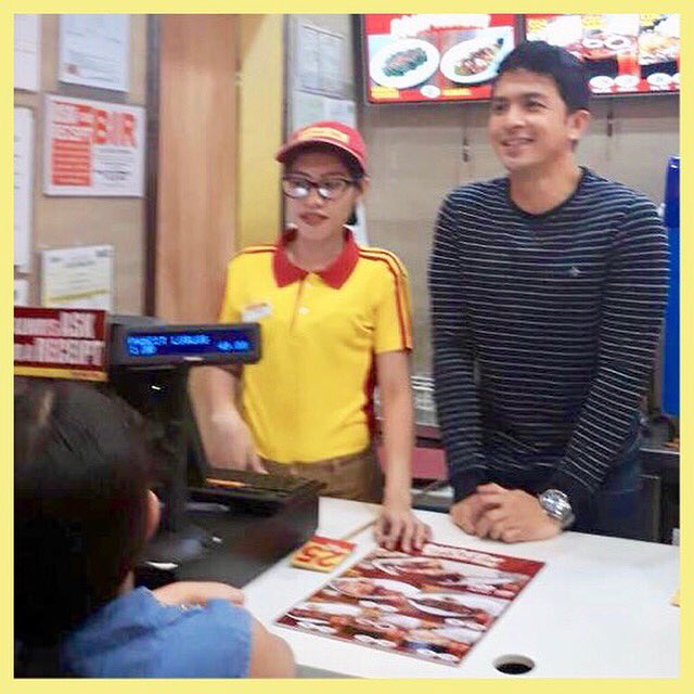Bhetomtomdenden's tweet photo. โGood morning maโam ano pong order nyoโ -Dennis ๐ (meet and Greet in Chicken Deli Waltermart Bicutan branch kanina) #dennistrillo #waltermartbicutan #chickendeli https://t.co/OiNMTTUGyv