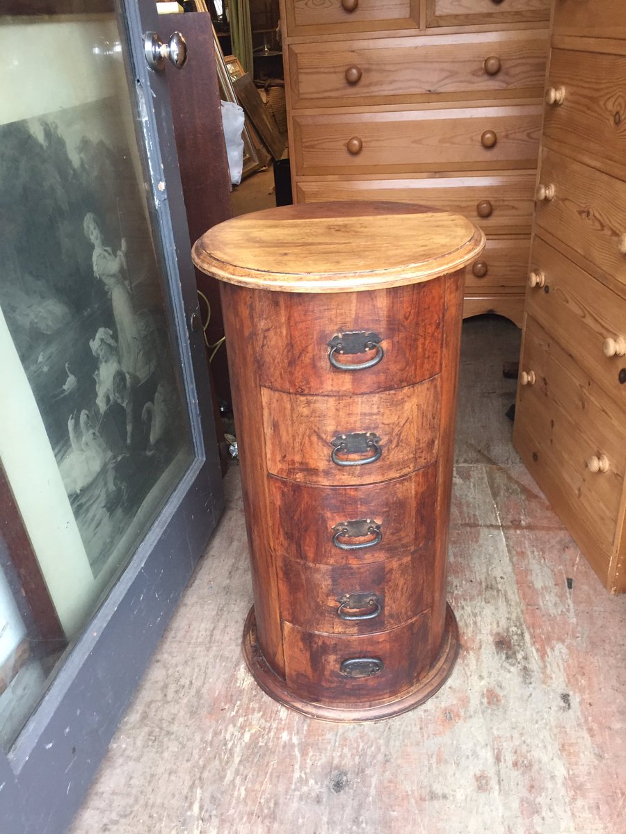 ReathamAntiques's tweet photo. Bedside chest with drawers.#bedsidechest https://t.co/10VX667ih8