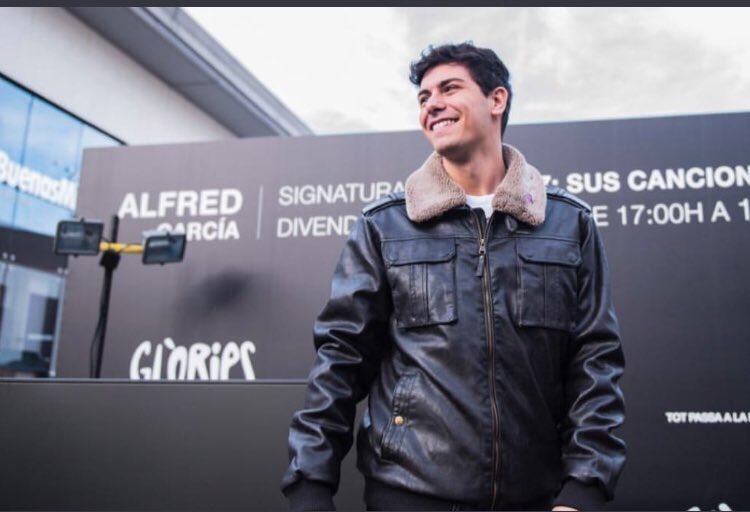 soydeot's tweet photo. He disfrutado como una enana en la firma de @Alfred_ot2017 cuanta gente bonita junta emocionada! He vuelto a casa con el ❤️ lleno de amor. Nos vemos a la proxima seguro! Y alfred lo más cuqui del mundo mundial, no dejó de sonreir ni un momento,tbmereces este apoyo! #Alfred9M https://t.co/SmDBFPu9hz