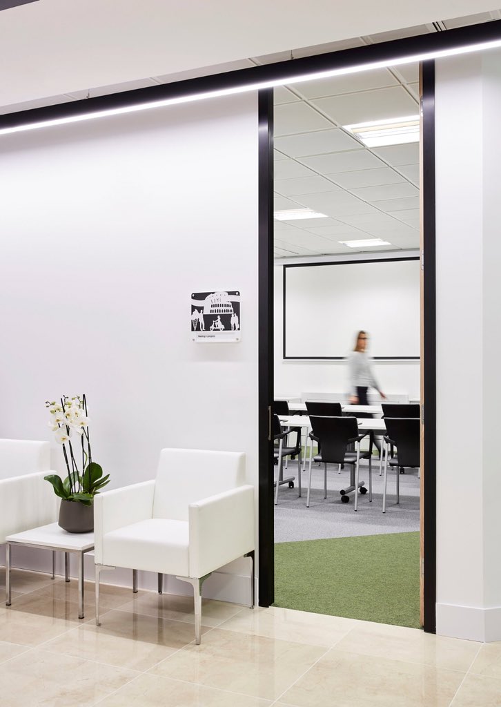 TTHRC's tweet photo. ‘Fantastic warm welcome and a great priviledge & experience’ was @LeeMarv1969 response as he delivered ‘The Business of Body Language’ Associate taster session at @DCAcademyLDN this week 😀
#luxurytraining
#TOOJAYS
#developingleadershiptalent https://t.co/3Gtl8ot57R