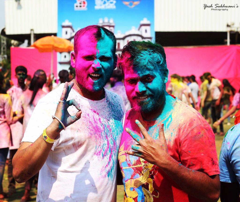 totalthilwa's tweet photo. काफ़ी रंगीन #Throwback ! 🎉
@rravi88 के साथ ! 🤘🏻
#RJTathagat #ThilwaiDotCom #RedFM #Indore #HoliThrowback #HoliLand2018 #IndoriZayka #JDEvents #Holi #HoliParty https://t.co/Uuu1S8UXht