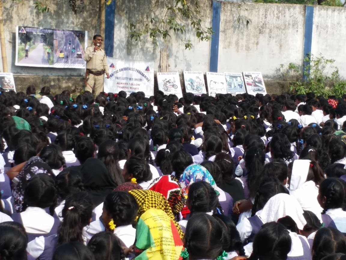 WBPolice's tweet photo. An Interaction of #DarjeelingDistrictPolice rural traffic unit with school students on safety &amp; security awareness #ReachingThem #BridgingGap https://t.co/TuFYhPHHSc