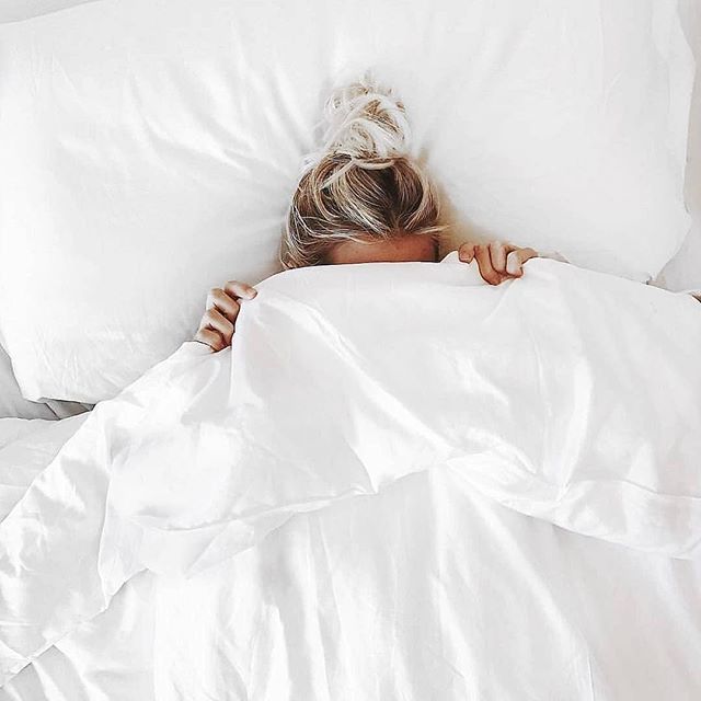 Saturday morning vibes ✌🏼 Isn’t this one of the biggest pleasures in life? Staying a little bit longer in bed while drinking coffee under a warm comfy duvet? I believe so.... how about you? Do you drink coffee in bed? 
Pic via _
#coffeinbed #saturday… ift.tt/2De3Mxt