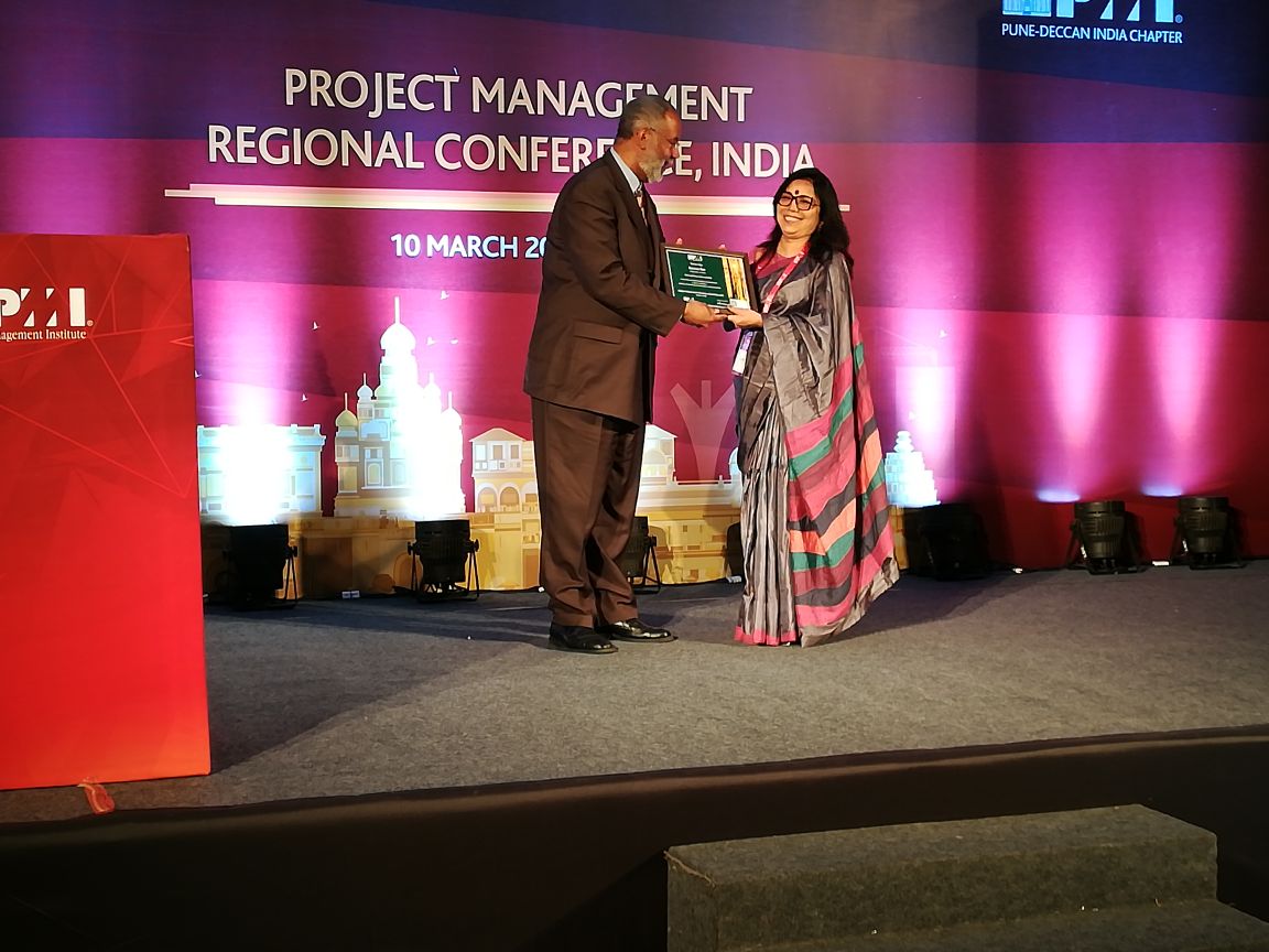 Stephen Townsend felicitating Revathi Roy at #pmrc18