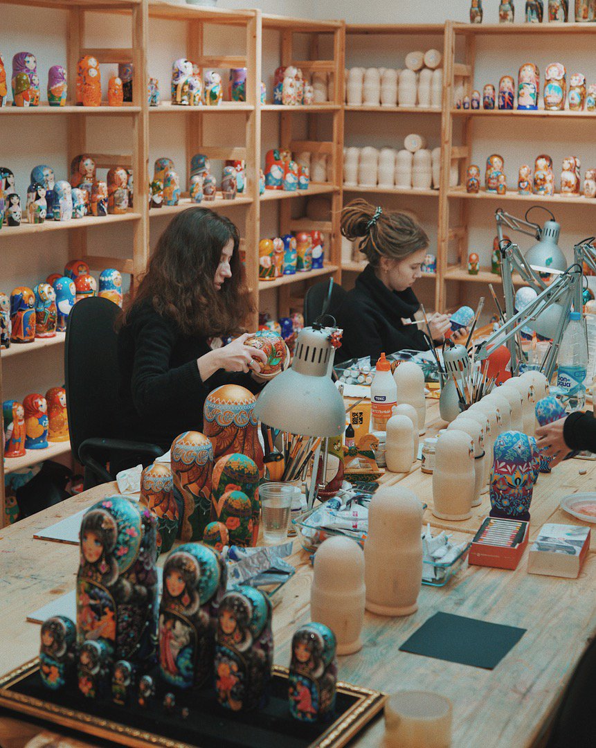 RusSouvenir's tweet photo. How do real masters of painting matryoshkas appear?
Incredible talent for painting, art school, years of practice and excellent knowledge in Russian folklore.

#paintingart #russiansouvenirs #souvenirs #spbgram #spb2017 #moscowcity #instadrawing https://t.co/c0BrVIA5ak