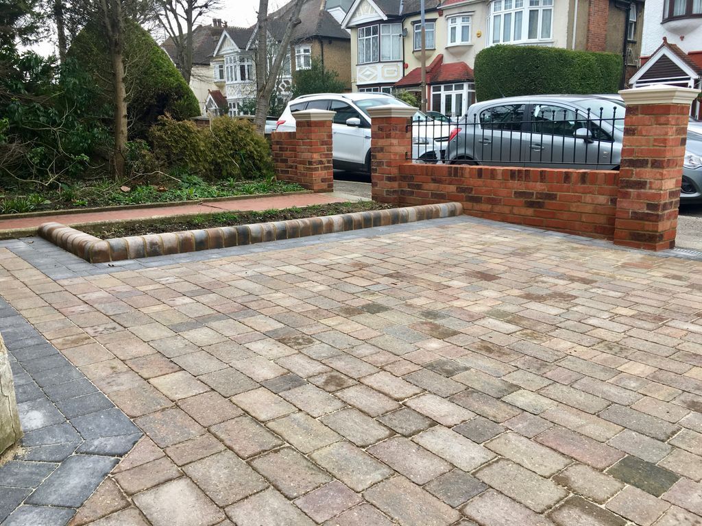 PaveDoctor's tweet photo. A new driveway using Alpha cobbles and wall with manor railing and cranfield pier caps completed in Beresford Road, Chingford

#PaveDoctor @BrettPaving #chingford #london #e4 #driveway #wall #railings #brett https://t.co/1TcLgxHklP