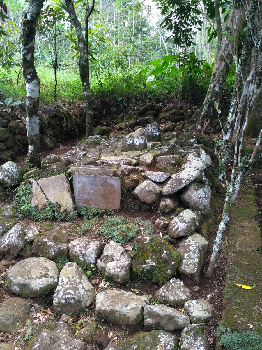 mas_mudin's tweet photo. Makam Kyai Niti Menggolo 
Makam Ki Suro Handoko &amp;  Nyi Suro Handoko 
#surakarta #kalioso #solo #sejarah #banyumas https://t.co/ebzAcskMy9