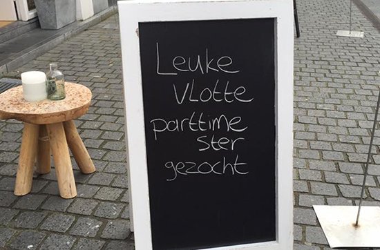 Onze vaste columnist Dion van Meel is skeer en zoekt een baan als docent Nederlands om doekoes te verdienen. Waarom? Omdat docent Nederlands zijn gwn master is. Die shit is real. In deze #column lees je er alles over. Jeweetzelluf! taalvoutjes.nl/column-sollici…