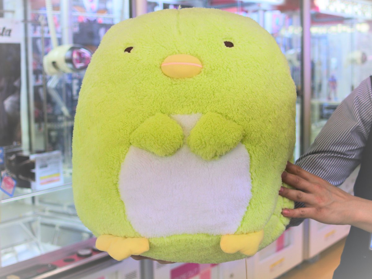 セガ岡崎 プライズ すみっコぐらし ふわふわぬいぐるみxl プレミアム ぺんぎん おっきいぺんぎんさんのぬいぐるみが登場しました 男性スタッフがかかえる大きさです もっふもっふでたまりません すみっコぐらし
