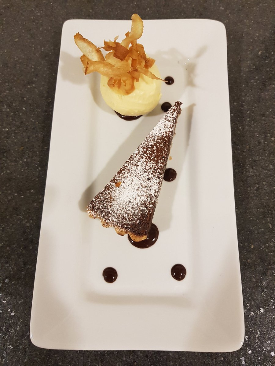 ReemCatering's tweet image. Bitter Chocolate Tart, Parsnip Ice Cream with Parsnip Crisps #abitgood @Callebaut_UKIE