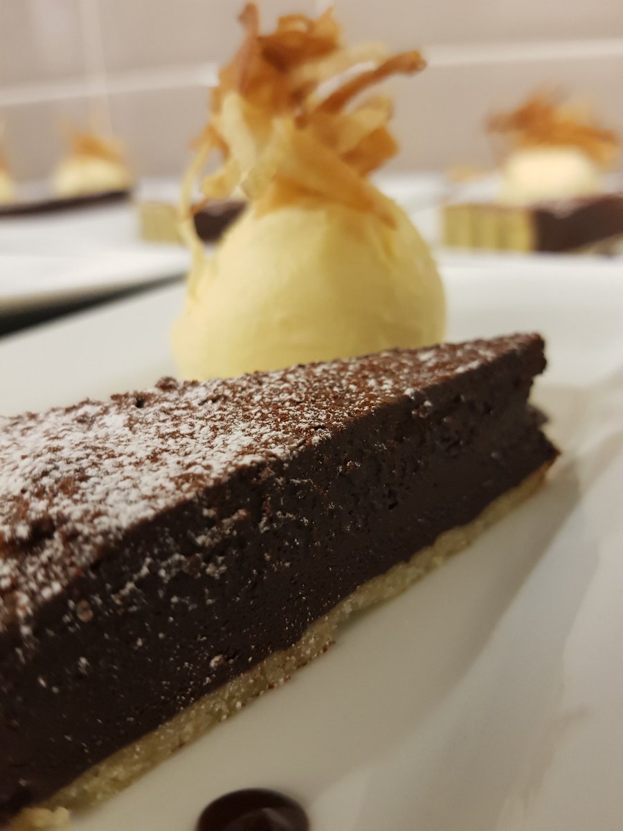 ReemCatering's tweet image. Bitter Chocolate Tart, Parsnip Ice Cream with Parsnip Crisps #abitgood @Callebaut_UKIE