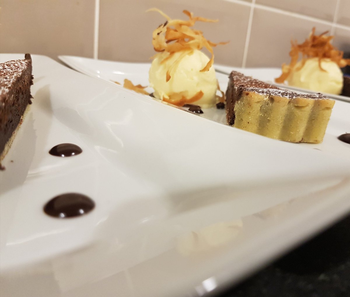 ReemCatering's tweet image. Bitter Chocolate Tart, Parsnip Ice Cream with Parsnip Crisps #abitgood @Callebaut_UKIE