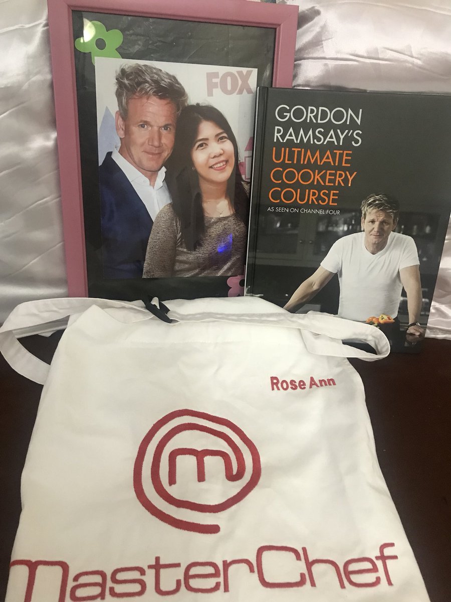 Mischiel23's tweet image. @GordonRamsay 
When you are an avid fan of the World’s greatest chef ever!!
My Flatmates surprise presents for my Birthday😍😊😇
I just love all the gifts🙏😇😍
#Masterchefbook 
#masterchefApron
#EditedPhoto