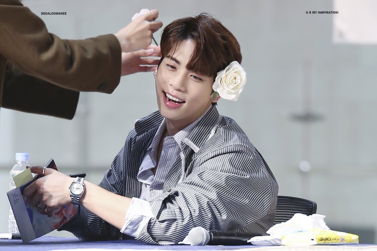 Shinee ジョンヒョン 読書本