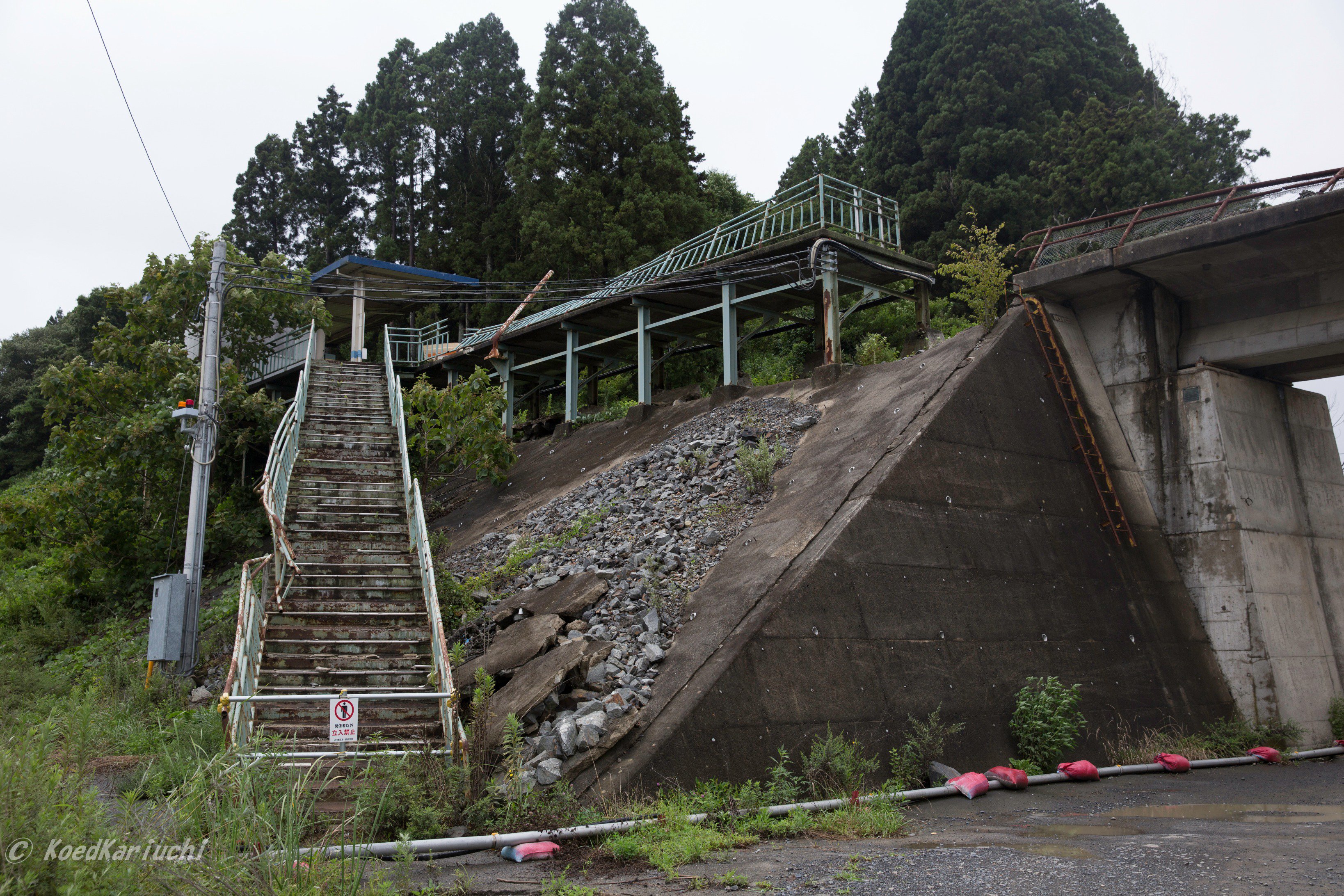 koedkariuchi ２０１５年夏のJR気仙沼線清水浜駅。被災地の更地化が進む一方こうした遺構は放置のまま。JR東に赤字路線を復旧する気はなく、このままバス路線として軌道の一部が利用されていく模様。こうした廃墟を撤去するにも多額の費用が必要だ。  ＃東日本大震災 ...
