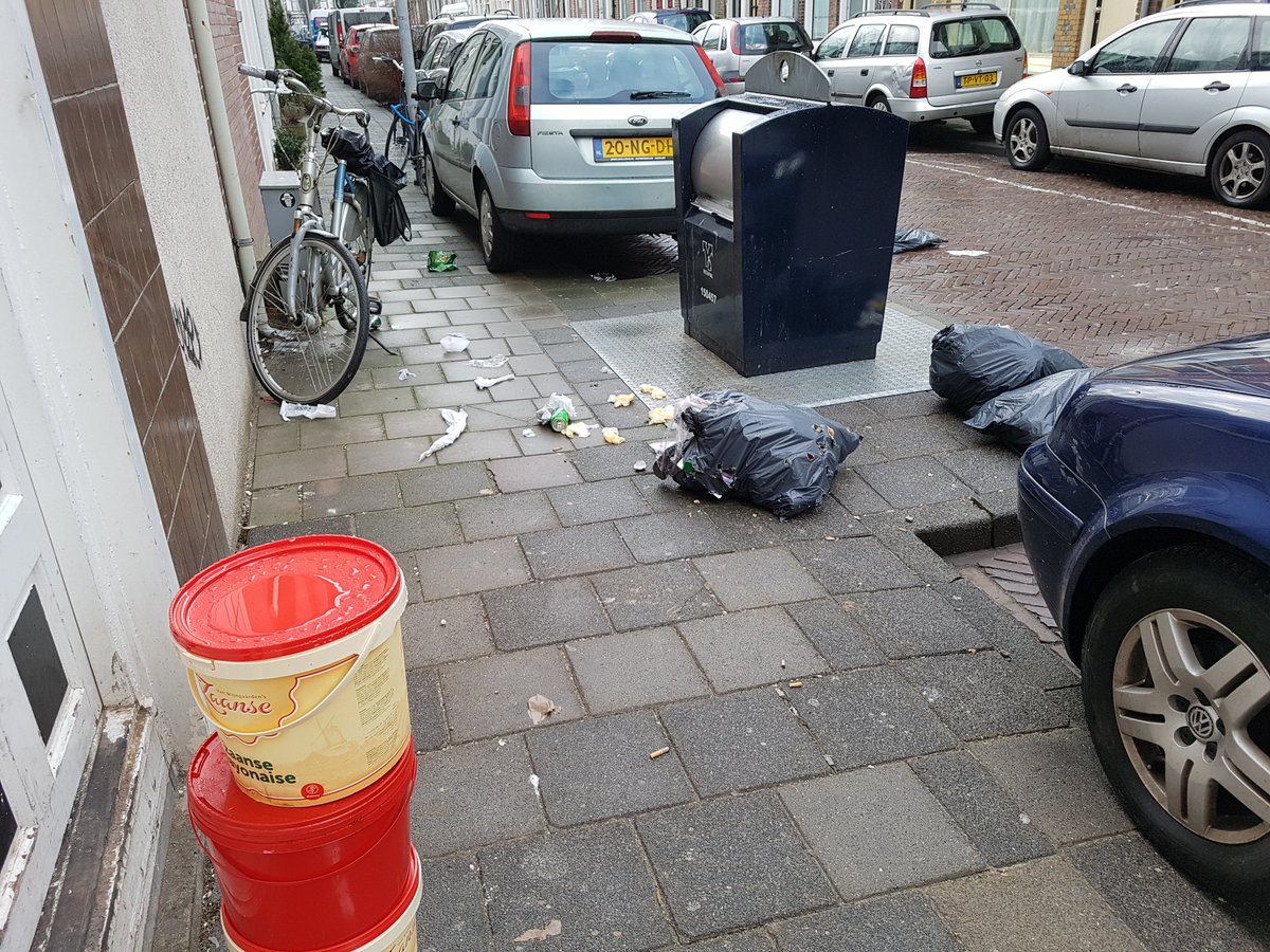 De shoarmatent generaal cronjestraat 14 te haarlem gooit zijn vuil op straat ! Overduidelijk van hun <a href="/Handhaving023/">Handhaving023</a> <a href="/gemeentehaarlem/">Gemeente Haarlem</a>