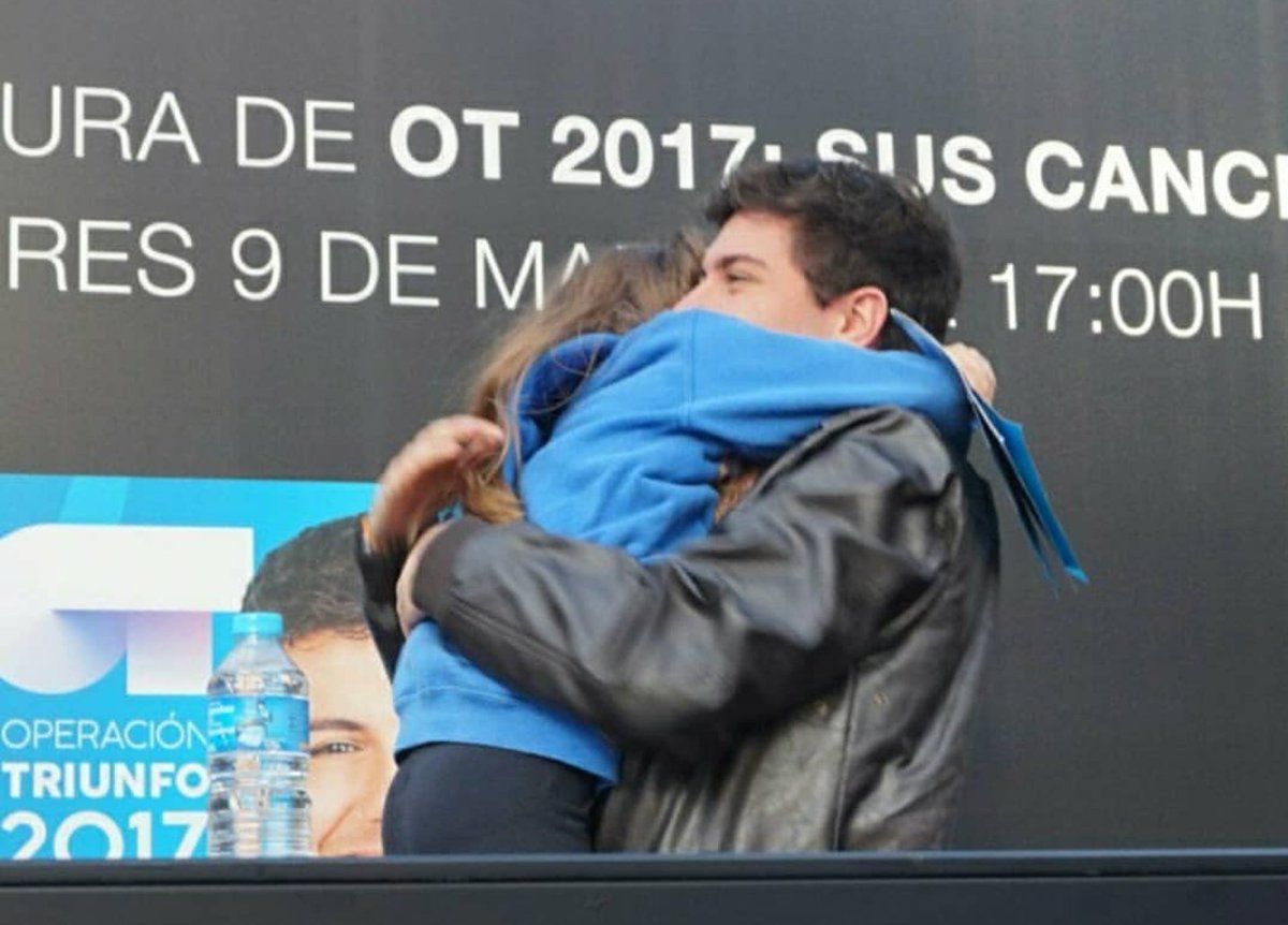 AneleNim's tweet photo. ¿Puede ser más tierna esta foto? 👏🎶💡 Las grandes personas se definen por pequeños grandes gestos. #Alfred9M #VideoclipTuCanción https://t.co/F6S3ZTzFRD
