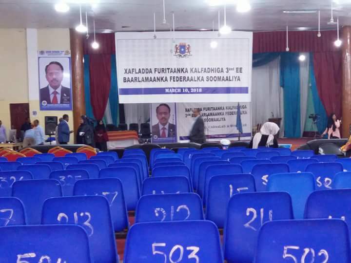 AbdColombo's tweet photo. Waxaa goor dhaw furmaya kal fadhiga #3aad ee Golaha Shacabka Soomaaliyeed, waxaana isha lagu hayaa khudbada Dastuuriga ah ee Madaxwaynaha Jamuuriyada.

#فرماجو_يُوحد_الصومال# https://t.co/rbO8AdBvit