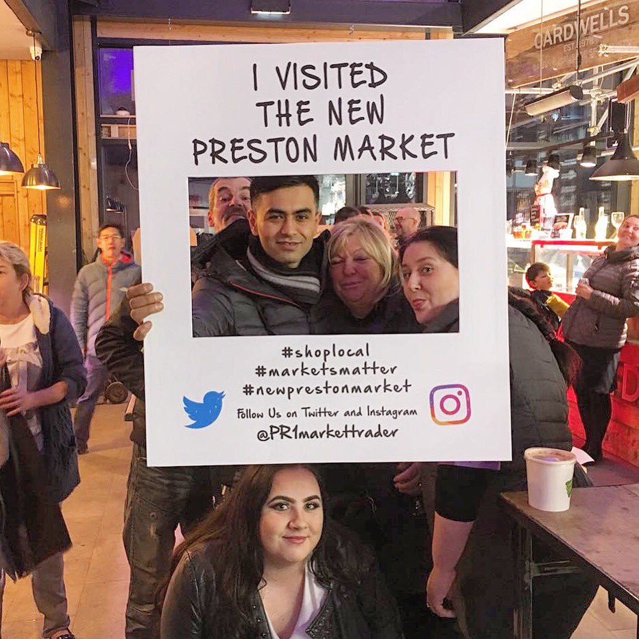 PR1markettrader's tweet photo. (Market) family photo! Current traders Jack from Superveg &amp; the team from @Redmanspreston 🙌🏼#newPrestonMarket #MarketTraderMoments #marketfamily #proudPrestonians #WEAREPRESTON #marketsmatter #StrikeAPose https://t.co/B4wddeN1Sr