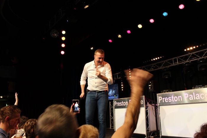 PrestonPalace's tweet photo. Hey @Jannesonline Je was geweldig! Wat een feest in Preston Palace 😁🎉👍🏼 Foto’s staan online! Tot ziens op 9 november #jannes #prestonpalace #feest #https://www.prestonpalace.nl/photoalbums/item/250/jannes-09-03-2018 https://t.co/YlXXeP5dhY