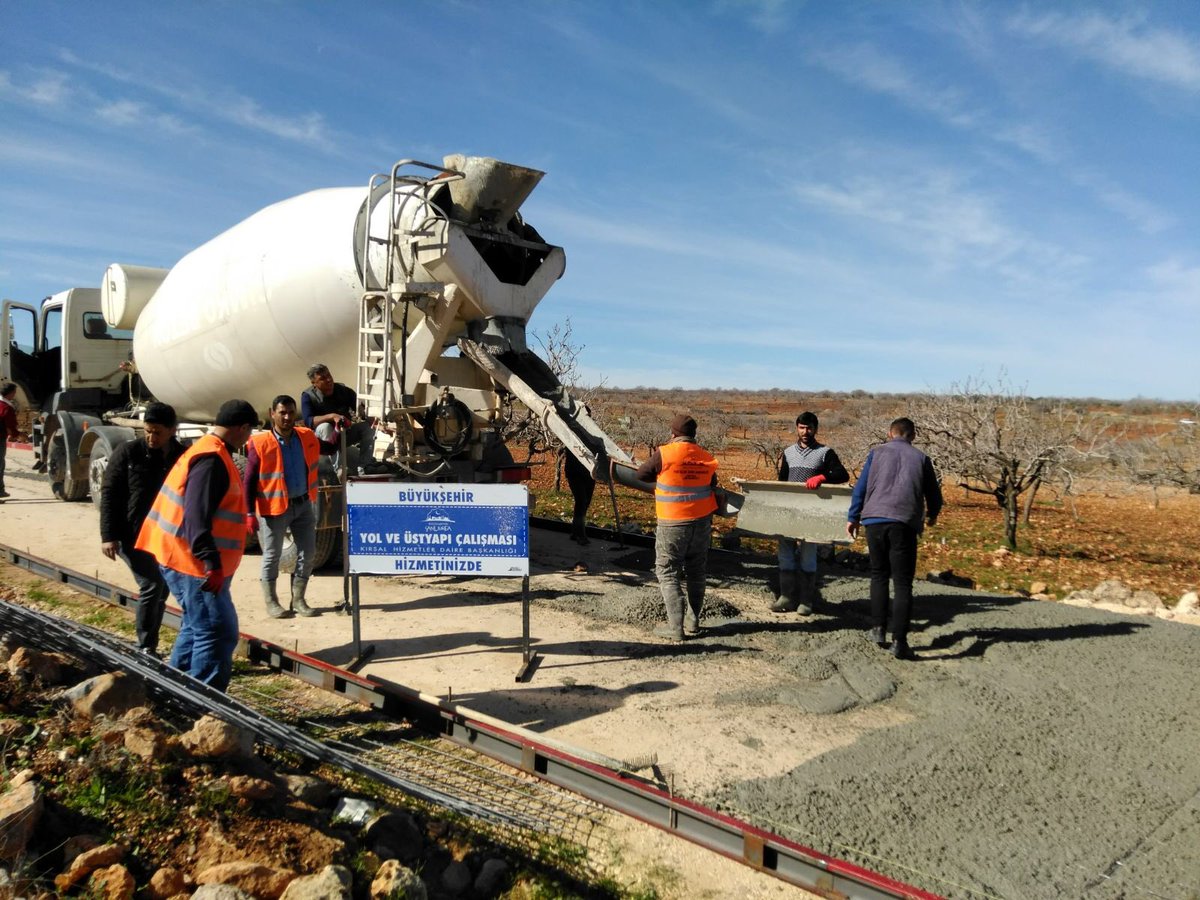 sbbkirsalyollar's tweet photo. Tüm İlçelerimizde Beton Yol Programi Kapsamında  Halfeti İlcemizde Yk.Goklu-Dergili-Sirataslar Mahalle Yolunda Beton Dökümüne Başladık.Hayırlı Olsun.@nihatcftc 
#BüyükşehirHerYerde https://t.co/ZmXKWL4BHM